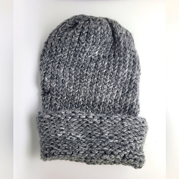 Hand Crafted Women's Mixed Gray Knit Beanie NEW - Picture 1 of 3